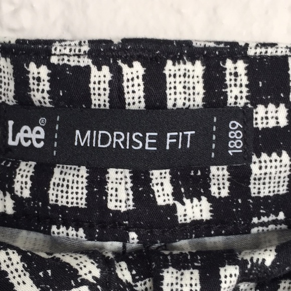 Lee Midrise Patterned Shorts  Size 8 - Picture 4 of 6